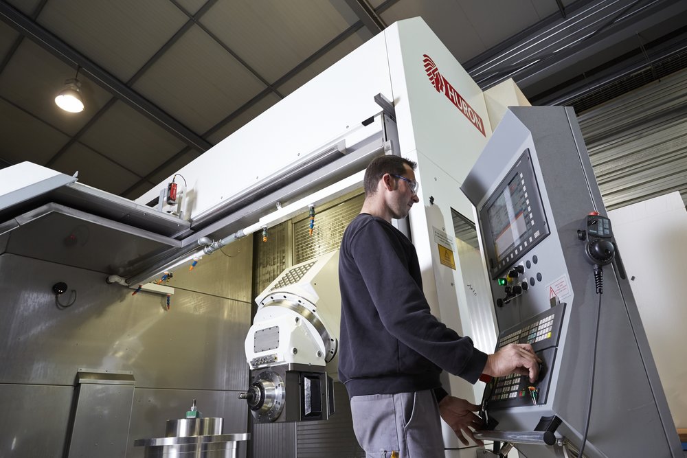 Mécanat Précision Huron MX 12 M 5-eksen frezeleme merkezi alıyor